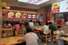 餐饮加盟品牌怎么选？柒粉田拌粉王的供应链、产品体系与帮扶模式解析