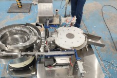 广州冠浩丰年虾灌装压盖机：微量流体封装的自动化解决方案