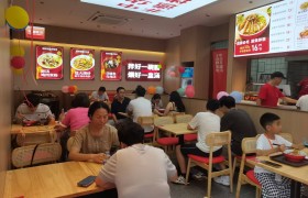餐饮加盟品牌怎么选？柒粉田拌粉王的供应链、产品体系与帮扶模式解析