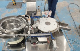 广州冠浩丰年虾灌装压盖机：微量流体封装的自动化解决方案