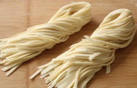 湿面定制厂家选择指南：生物技术如何重塑面制品质构标准